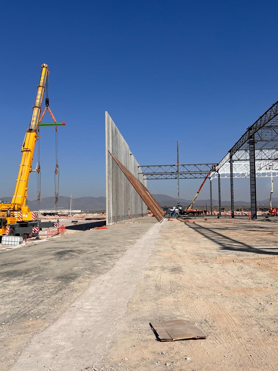 Estructura metálica de gran claro durante su ejecución en obra