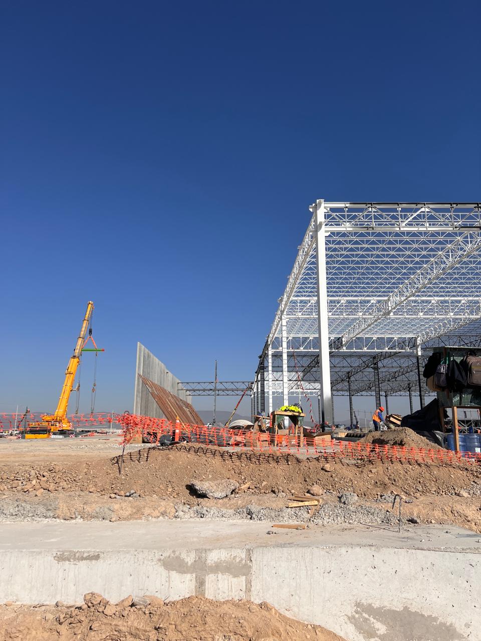 Montaje de estructura y elementos prefabricados en un proyecto industrial